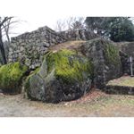  苗木城も観てきました。 1度に2〜3つの時代の違う石垣が同時に見られる事でも有名らしいです。 その典型がコチラ。 右と左で全く違う石垣。 天守も分かりやすいのだけど、大き過ぎてカメラに収まりませんでした…。 #中津川 #岐阜 #苗木城 #石垣 #戦国 #戦国時代 #城跡 #japanfocus #おへマガ 